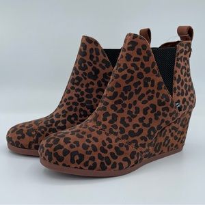 NEW TOMS Kelsey Dark Ember Leopard Printed Suede Wedge Booties